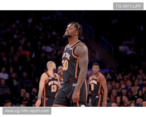 尼克斯兰德尔背身连续尝试终得分：一段耐心与技术的胜利